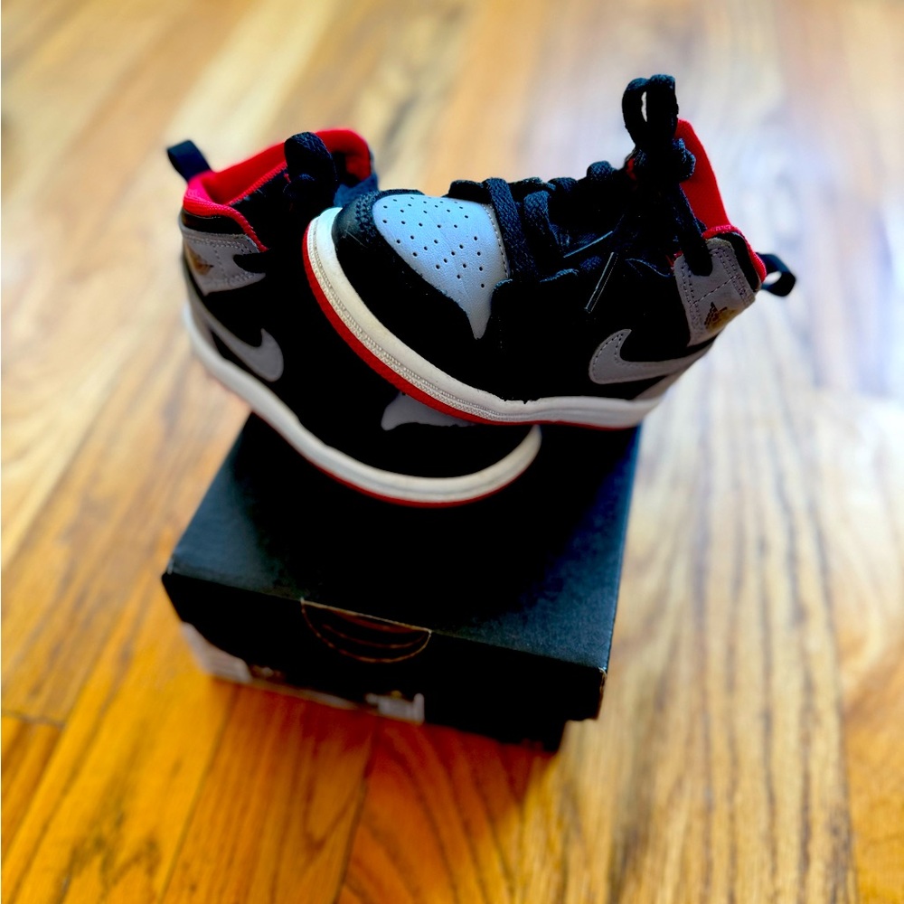 Nike - Jordan 1 Mid TD 
Size 5
Black/Gray/Fire Red